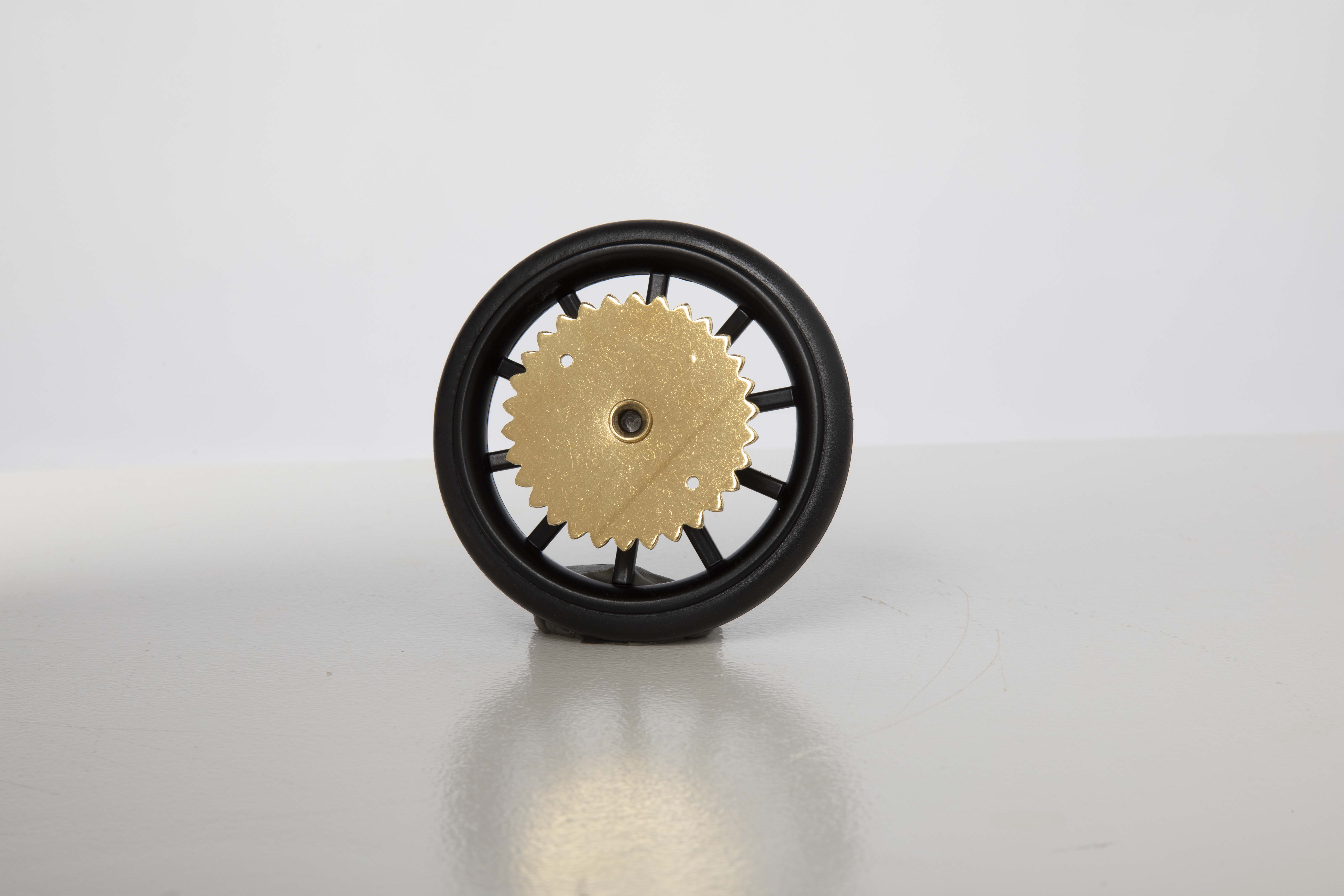 Roue en métal avec pneus et engrenage pour chaîne 84 mm (D305)