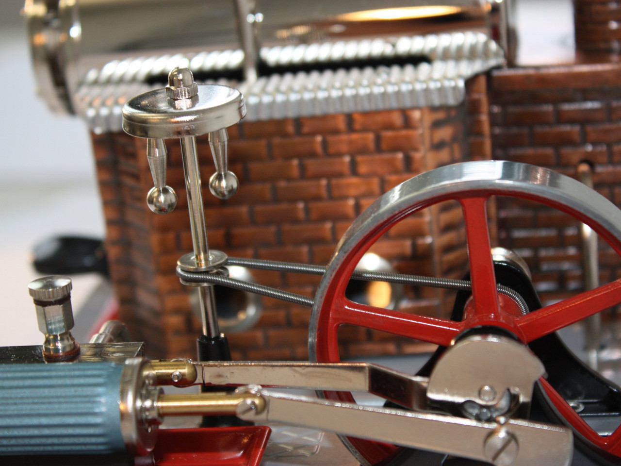 Мини паровой двигатель. Паровой двигатель из. Модель парового двигателя. Мини паровой двигатель. Качающийся паровой двигатель.